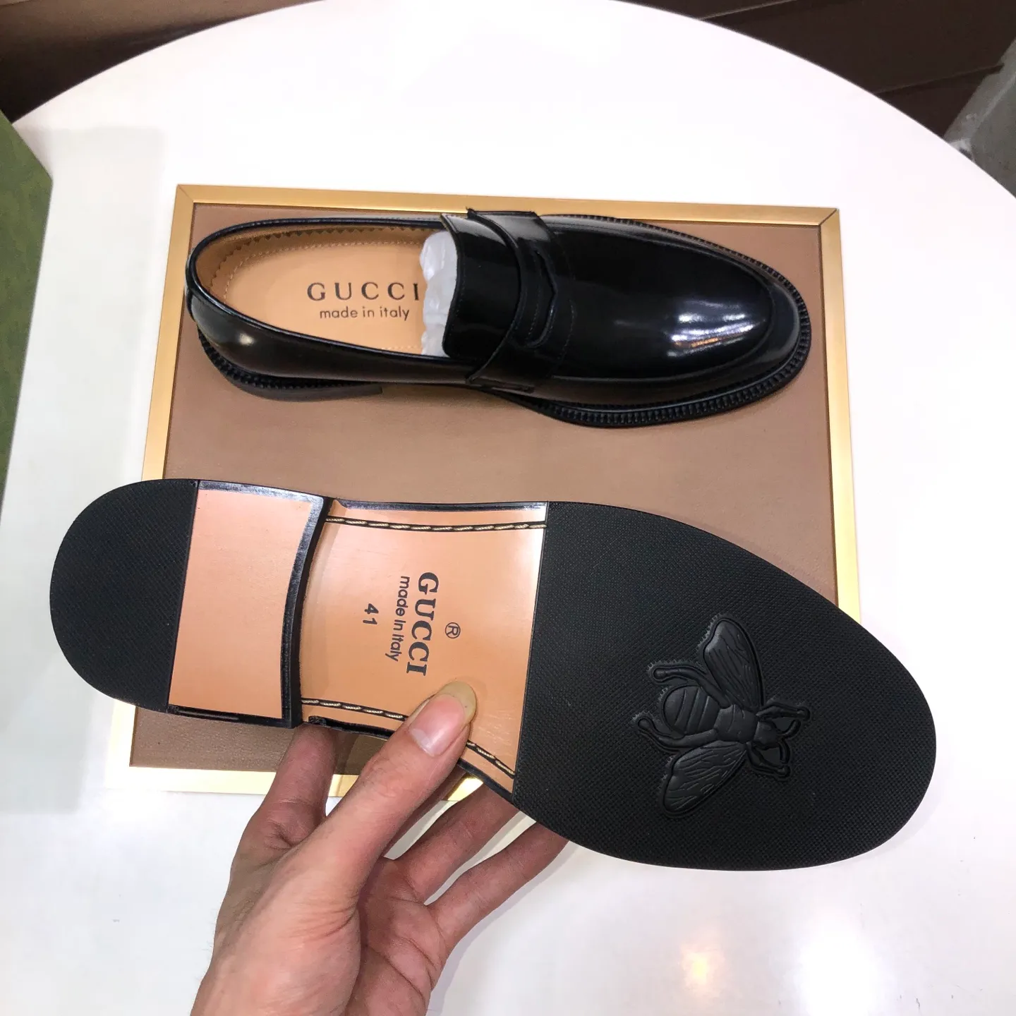 Factory batch 500💰Italy’s top luxury men’s shoe giant (GUCCI) (Gucci) (full cowhide lining) new arrival🍃Original European style🔰 Pleasant to the eye😍In order to make the shoes more durable and non-deformable🌀The production continues to follow traditional methods but there is still no lack of innovation💪The original sheepskin is selected for the leather♻️Smooth, natural and extra bright⭐Made of imported cowhide The rich man’s first choice 38-45 (45 customized)